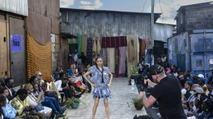 De la décharge au podium: au Kenya, les vêtements de seconde main ont leur défilé de mode