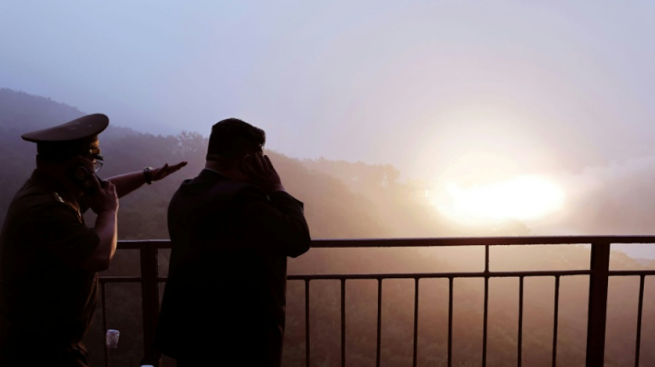 El l&iacute;der norcoreano supervisa una prueba de motor para misiles bal&iacute;sticos