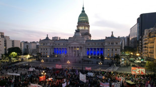 Feministas y cient&iacute;ficos se unen a jubilados argentinos en protesta contra Milei