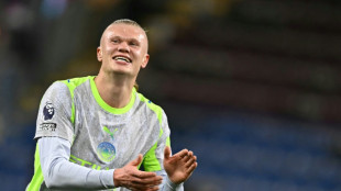 Manchester City rebaixa Burnley (1-0) e assume lideran&ccedil;a da Premier League