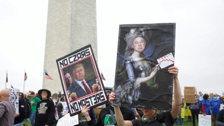 Dezenas de milhares vãos às ruas nos EUA contra Donald Trump