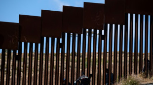 De M&eacute;xico a EEUU, migrantes comen a "domicilio" en pleno muro fronterizo
