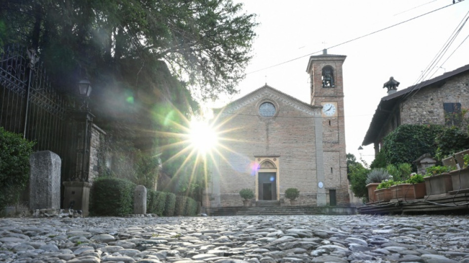 Familie und Freunde nehmen in Dorfkirche Abschied von Modemacher Armani