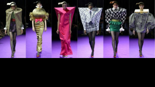 Balenciaga foca no streetwear e Viktor & Rolf transformam modelos em experimentos gr&aacute;ficos