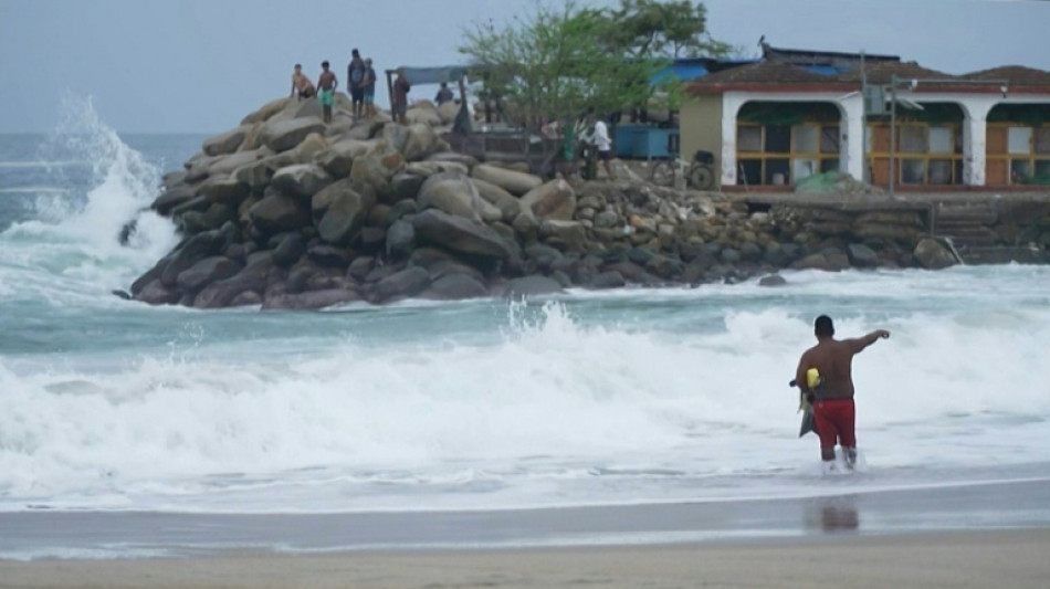 Erick &eacute; rebaixado a tempestade tropical enquanto avan&ccedil;a pelo sul do M&eacute;xico