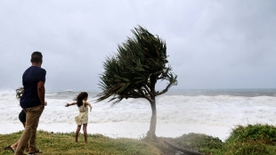 Alerta roja en la isla francesa de La Reuni&oacute;n por un cicl&oacute;n que deja 12 heridos
