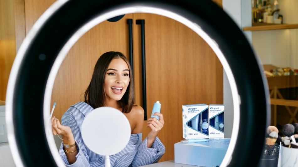 Sur les r&eacute;seaux sociaux, le business sans scrupule de l'esth&eacute;tique dentaire