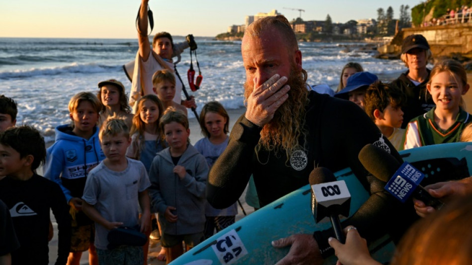 Blake Johnston surfea durante 40 horas, la sesi&oacute;n m&aacute;s larga de la historia