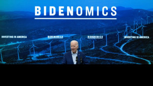 Biden limite les investissements dans l'IA en Chine, et vante une renaissance industrielle am&eacute;ricaine