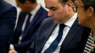 Novo premiê francês revoga supressão de feriados e faz aceno à esquerda