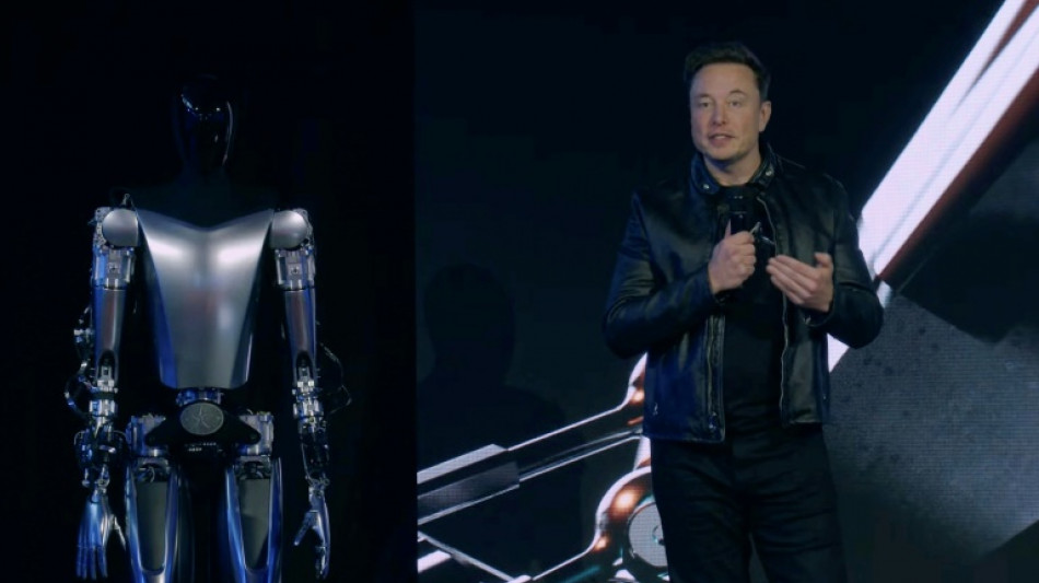 Elon Musk stellt Prototypen f&uuml;r menschen&auml;hnliche Roboter vor