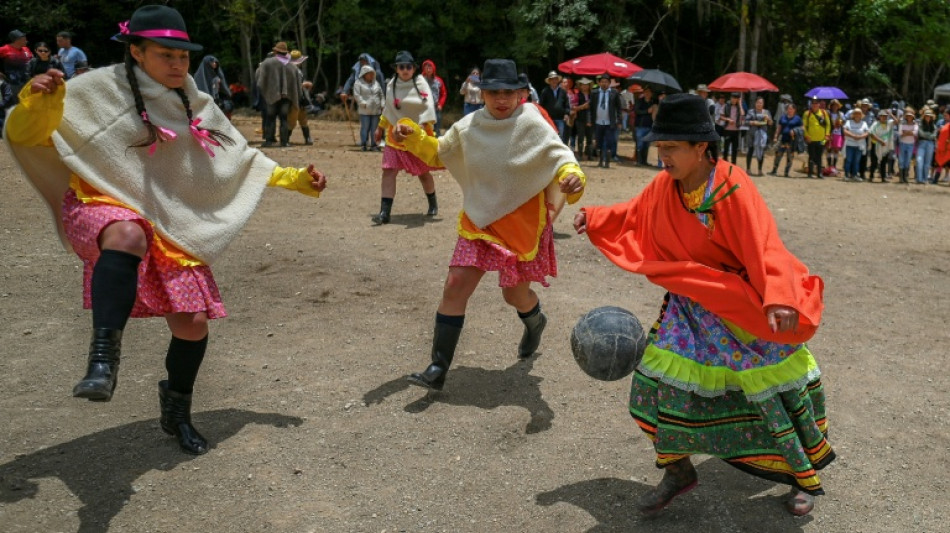 Camponesas colombianas lutam contra o esquecimento através do futebol