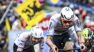 Demandan a un aficionado que lanz&oacute; cerveza a Van der Poel en el Tour de Flandes