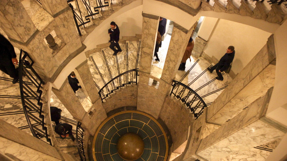 Borsa: Milano chiude in calo, -1,02%