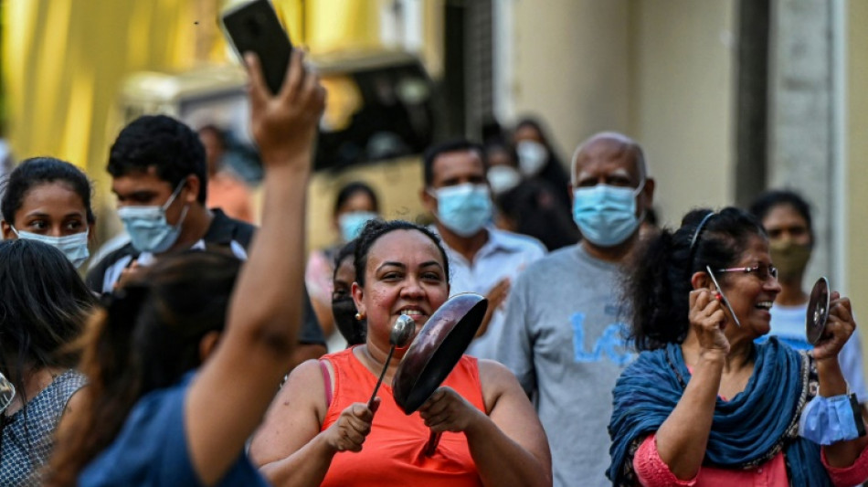 Sri Lanka: les manifestants d&eacute;fient le couvre-feu, lev&eacute;e du blocage des r&eacute;seaux sociaux