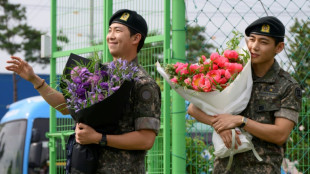 Deux membres de BTS accueillis entre cris et larmes par leurs fans à leur départ de l'armée