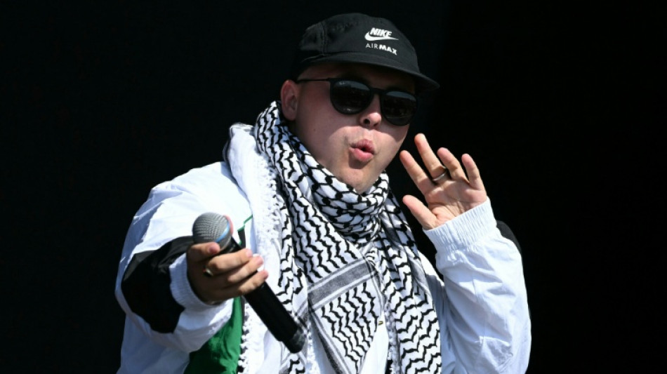 Un rapero del tr&iacute;o norirland&eacute;s Kneecap es juzgado en Londres por apoyo a Hezbol&aacute;