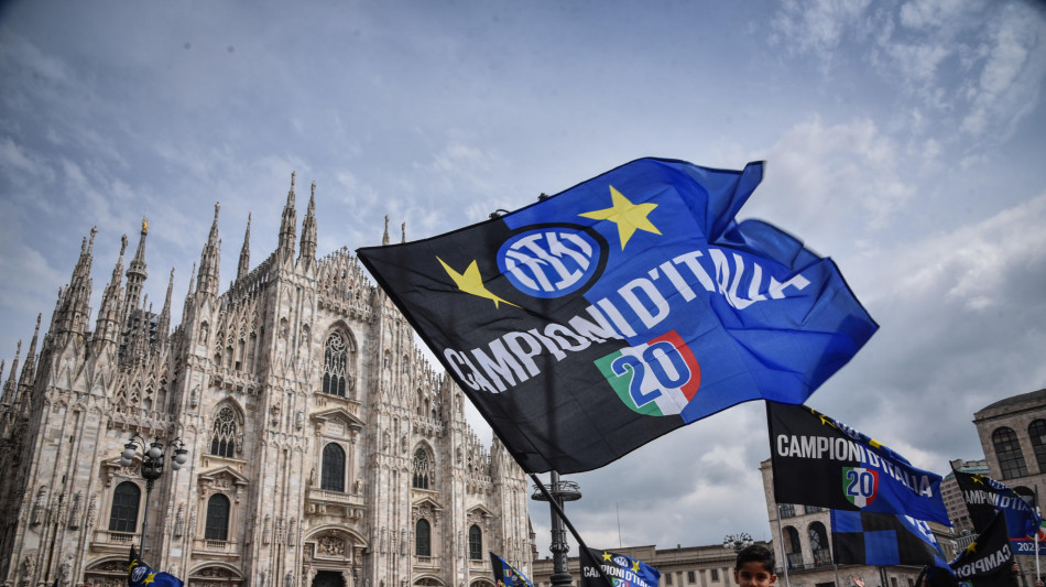 Festa Inter: Piazza Duomo gi&agrave; piena di tifosi