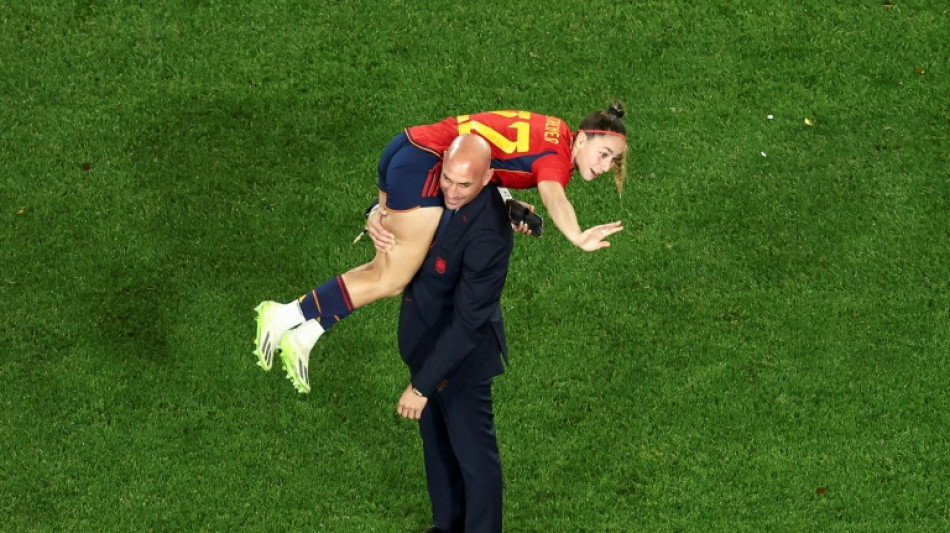 La selecci&oacute;n espa&ntilde;ola masculina de f&uacute;tbol rechaza los "comportamientos inaceptables" de Luis Rubiales