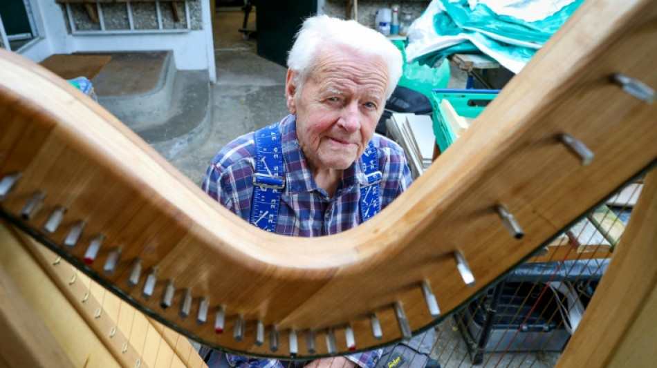 La fabrication de harpes, nouvelle passion d'un octog&eacute;naire irlandais