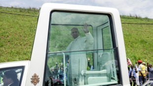 El papa ora por la paz en su visita a una zona de conflicto de Camer&uacute;n