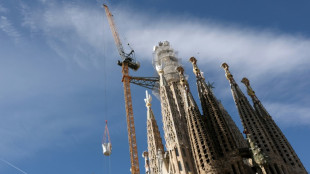 Sagrada Fam&iacute;lia de Barcelona instala cruz que a coroa como igreja mais alta do mundo