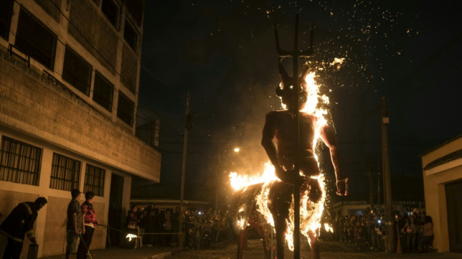 Guatemaltecos "queman al diablo" para ahuyentar malos esp&iacute;ritus