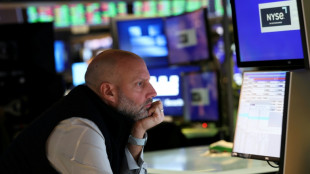 Wall Street cierra a la baja por preocupaci&oacute;n bancaria y tensi&oacute;n con China