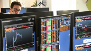 Borsa: Milano chiude in calo con le banche, corre Stm