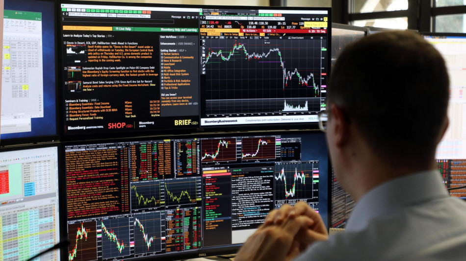 Borsa: Milano prosegue calo (-1%), spread stabile a 81 punti