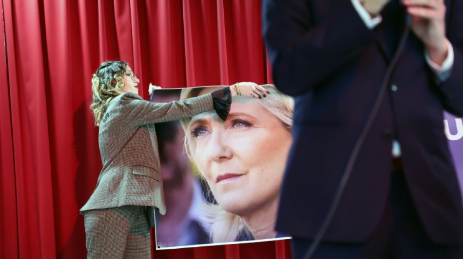 Le Pen, ineleg&iacute;vel, denuncia diante de simpatizantes em Paris uma 'decis&atilde;o pol&iacute;tica'