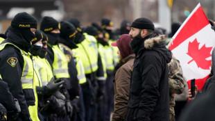 Polic&iacute;a de Canad&aacute; evac&uacute;a puente bloqueado y manifestante confluyen en Ottawa