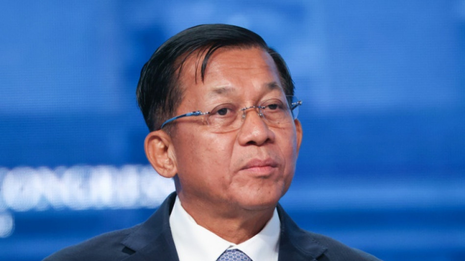 Junta birmana celebra d&iacute;a de independencia con desfile militar e indultos masivos