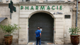 Rideau tir&eacute;, pharmaciens dans la rue: premi&egrave;re gr&egrave;ve depuis 10 ans