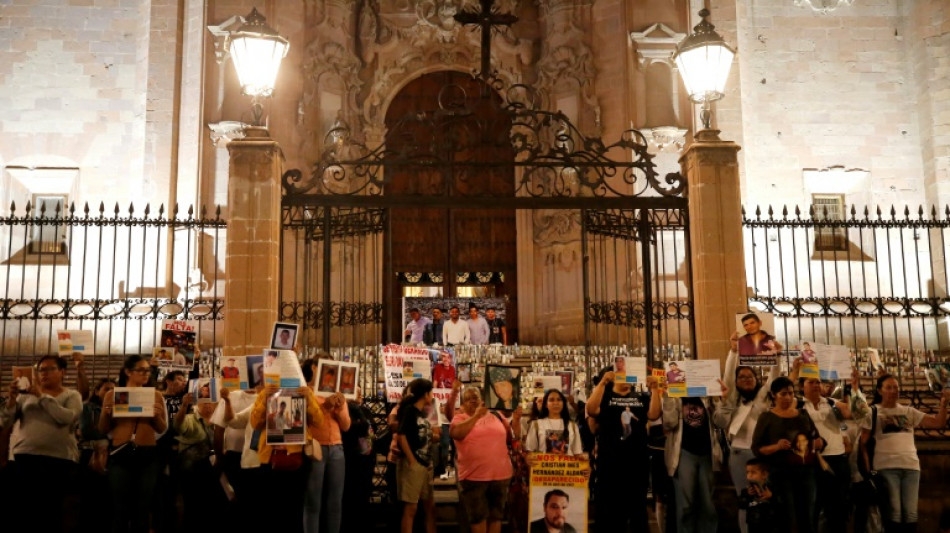 Familiares marchan en silencio en memoria de miles de desaparecidos en M&eacute;xico