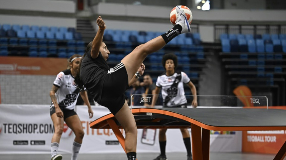 Teqball, "una forma pura y bella de f&uacute;tbol", invade playa de Copacabana
