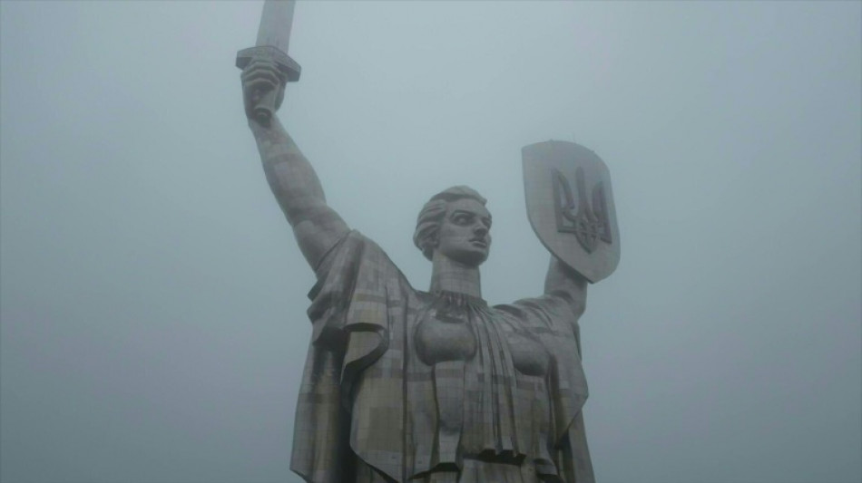 Est&aacute;tua imponente reabre em Kiev sem s&iacute;mbolos sovi&eacute;ticos e com tridente