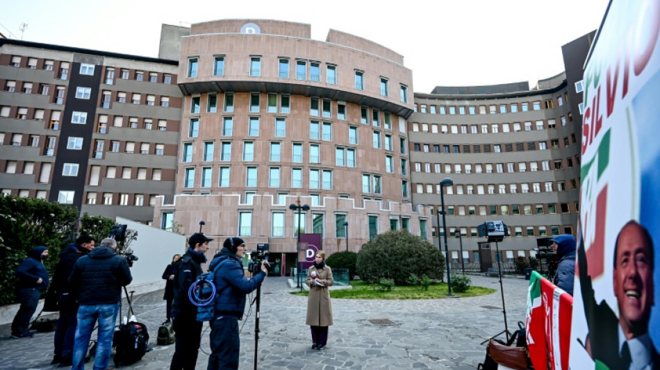 L'&eacute;tat de Berlusconi, hospitalis&eacute; depuis le 5 avril, s'am&eacute;liore lentement