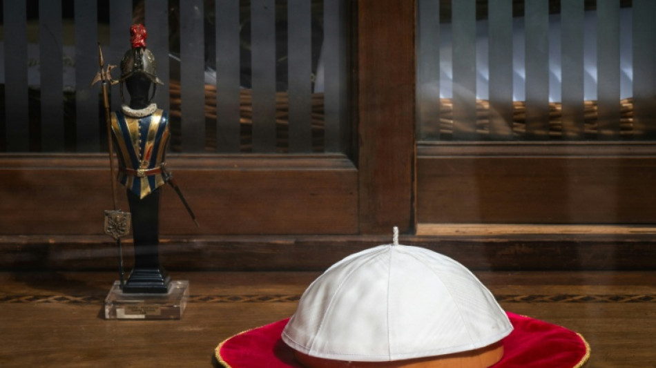 Alto, mediano, bajo: el arte de vestir al nuevo papa