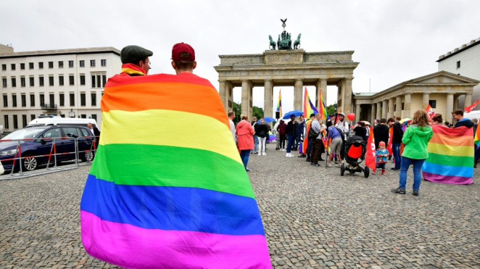 Regenbogenflagge soll zweimal im Jahr an Reichstagsgeb&auml;ude wehen