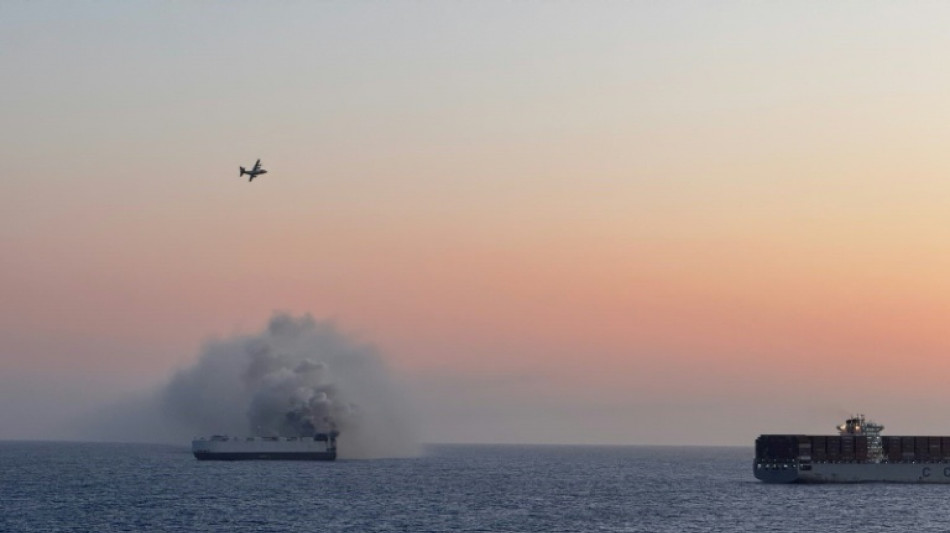 Sigue activo el incendio en un barco de carga con veh&iacute;culos el&eacute;ctricos frente a Alaska