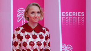 Schauspielerin Anna Maria M&uuml;he sortiert Schuhe nach Farben