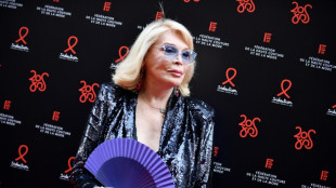 "L'&acirc;ge, &ccedil;a n'existe pas !", clame Amanda Lear, de retour au th&eacute;&acirc;tre en vieille dame indigne