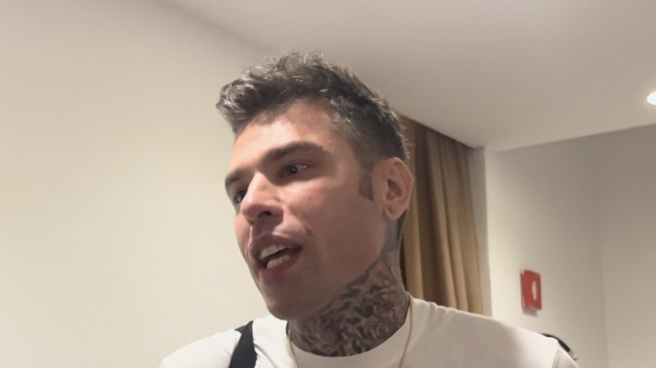 Bagno di folla per Fedez al Salone del Libro