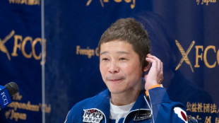Le milliardaire japonais Maezawa d&eacute;voile son &eacute;quipage d'artistes pour un voyage autour de la Lune