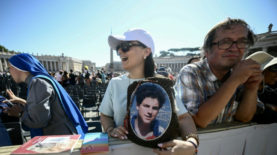 Miles de fieles celebran en el Vaticano la canonizaci&oacute;n del primer santo milenial