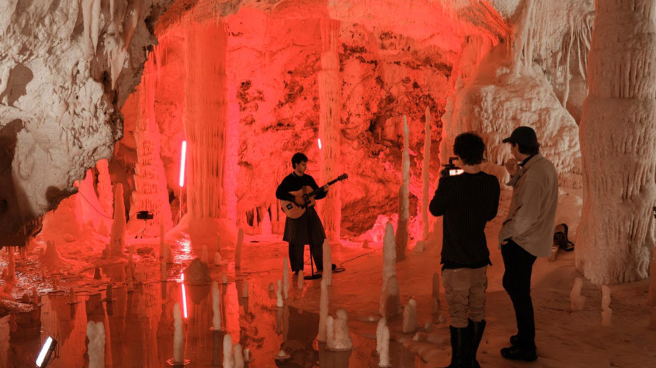 Le canzoni del cantautore bolognese Ibisco in un video nelle Grotte di Frasassi