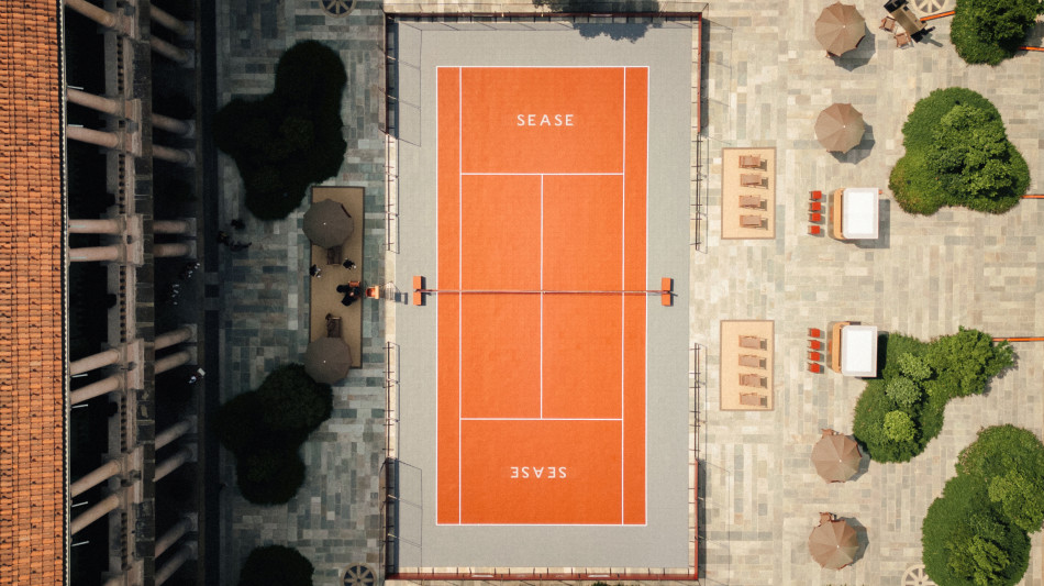 Un campo di tennis in centro a Milano per la fashion week