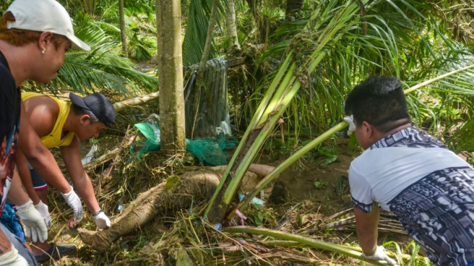Sube a m&aacute;s de 90 el n&uacute;mero de muertos en Filipinas por el tif&oacute;n Kalmaegi