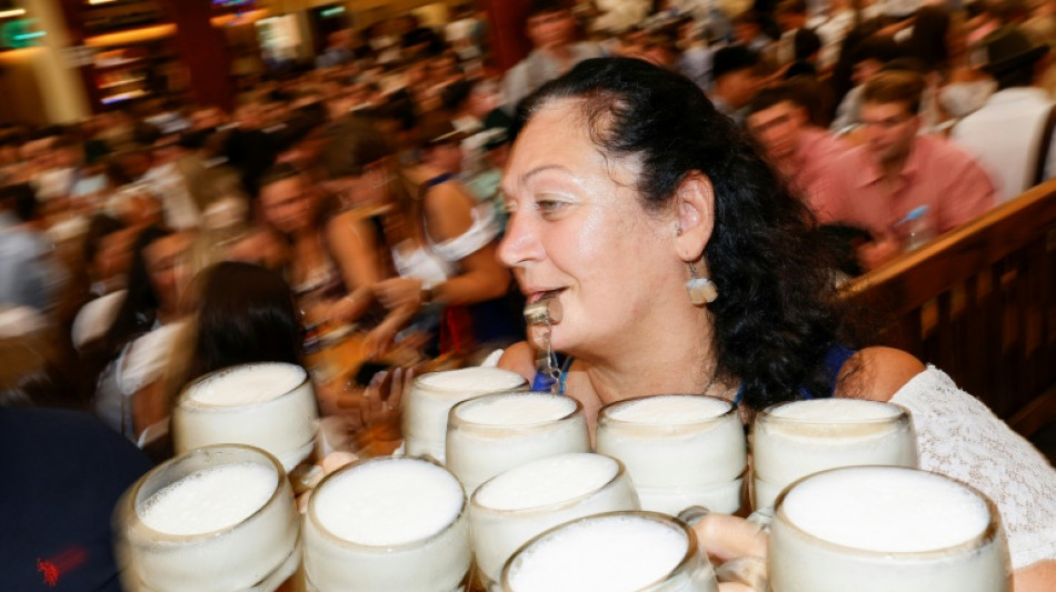 Ma&szlig; Bier auf M&uuml;nchner Oktoberfest kostet bis zu 15,90 Euro